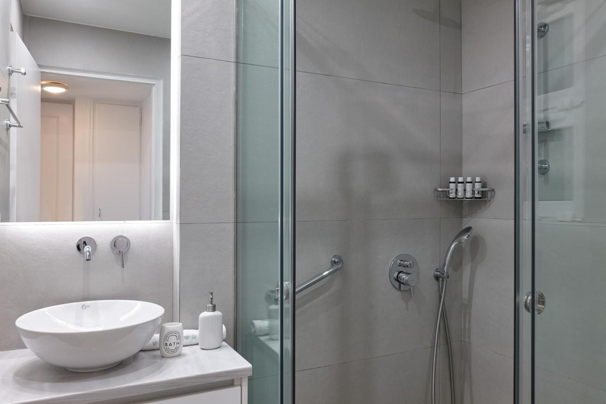 Chic One Bd Apartment With Hilton View Athen Eksteriør billede